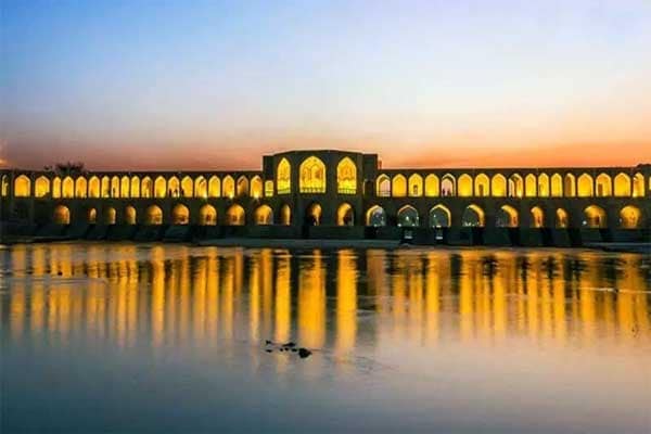 نمایی زیبا از سی و سه پل اصفهان
